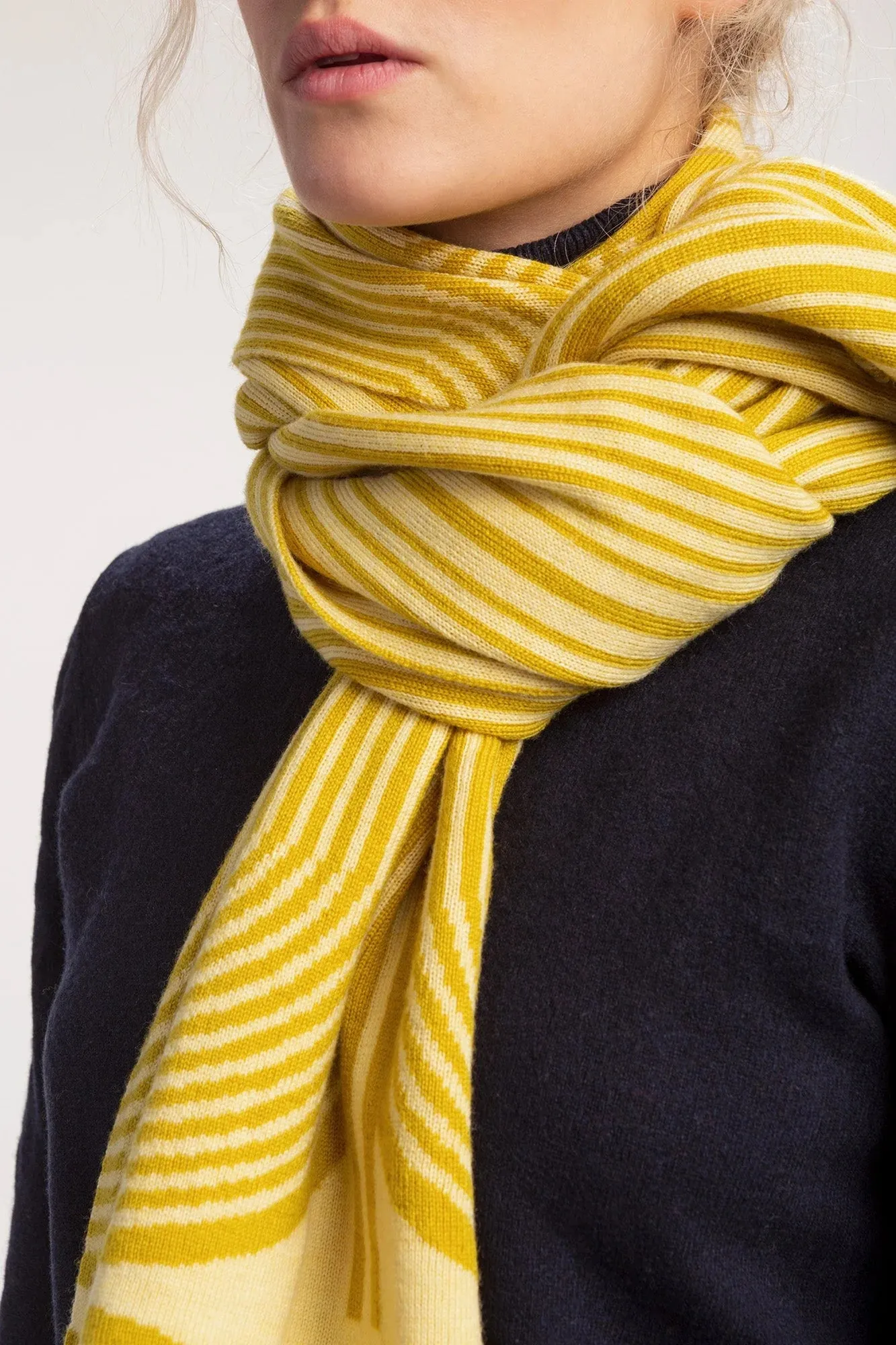 WOLVIS Anni maxi scarf sulphur